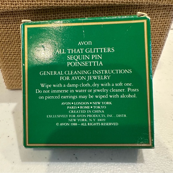 Vintage 1988 Avon set of 2 “All that Glitters” pins/brooch- Ponsettia & Bow tie - Picture 4 of 12